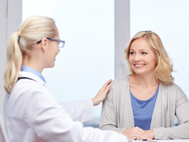 Una donna in menopausa chiede una diagnosi al suo Ginecologo