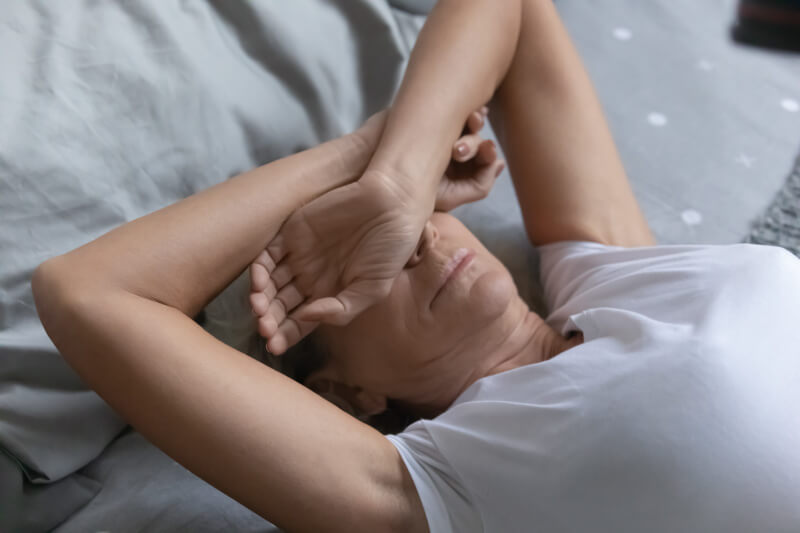 Donna in menopausa riposa male a causa del suo russare